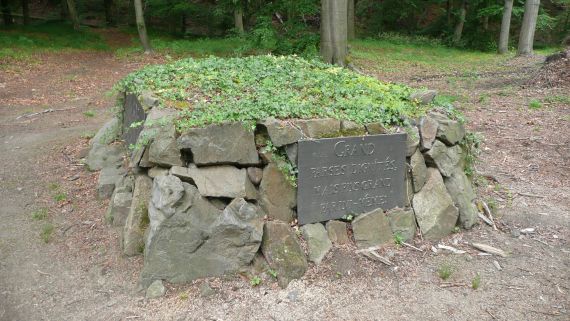 Sarcophagus in memory of Count Heinrich von Brühl in Seifersdorf Valley, 1782 (Wikimedia, Dr Bernd Gross)