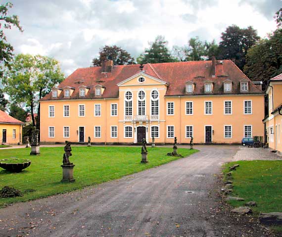 Oberlichtenau Palace, Wikimedia (photo: Jörg Blobelt)