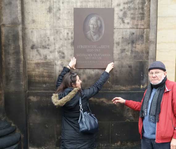 Christoph Wetzel am Ständehaus in Dresden mit einem Entwurf der Brühl-Gedenktafel, 2020